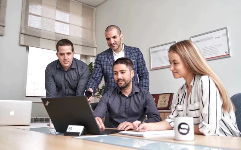 A team of specialists discussing the Discovery phase and specifications for an online store.