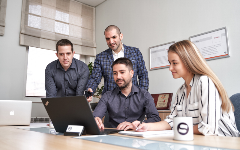 A team of specialists discussing the Discovery phase and specifications for an online store.